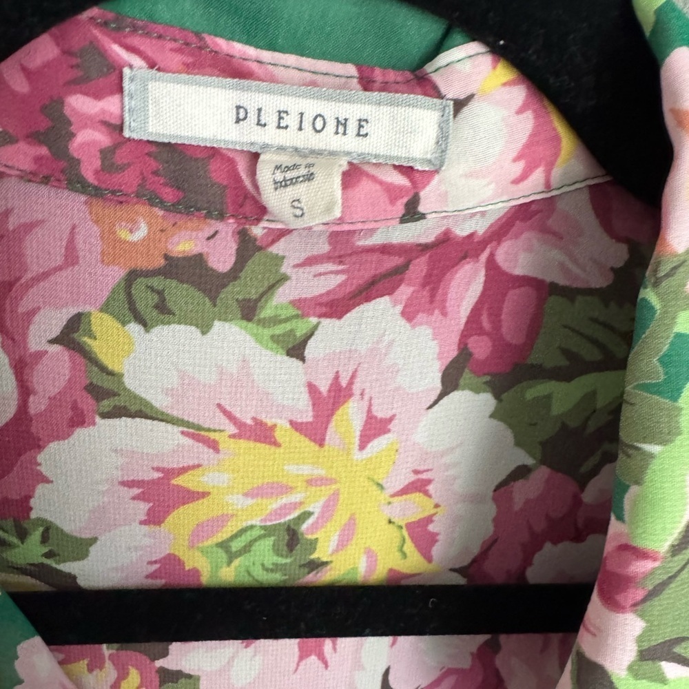 Pleione floral boho blouse like new size small somewhat sheer - Picture 6 of 6
